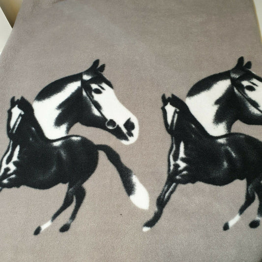 Polarfleece, Anti-Pilling-Stoff mit Tier-, Hunde-, Pferde- und Wolfs-Aufdruck, weicher, warmer Stoff, 147,3 cm, Meterware (Pferde-Aufdruck)