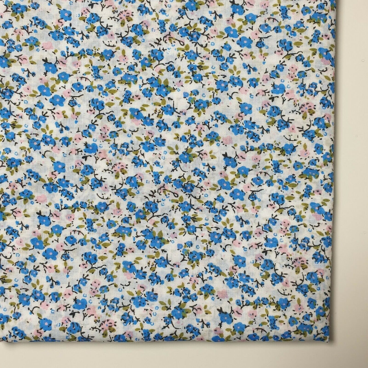 New Floral Polycotton White Base Blue Flowers Craft Dress Fabric 44" By Meter (1