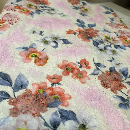 Kleiderstoff aus reiner Baumwolle mit Lochstickerei und Blumendruck, Lochbordüre (Rosa mit Korallenblumen)