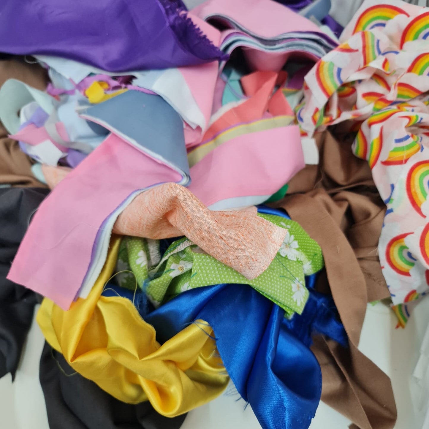 INeedFabrics 1 KILO Bag Of Fabric Remnants-Fabric Off Cuts Perfect For Scrapbooking, Card Making, Doll Clothes & All Other Craft Or Hobbying