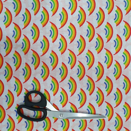 NEU Thankyou NHS Polycotton-Stoff mit Regenbogen- und Wolken-Aufdruck, meterweise 44" (rosa Basis)