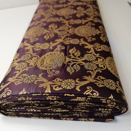 Ornamentaler Weihnachtsstoff (Pflaume), floraler Goldmetallic-Druck, indischer Banarasi-Brokatstoff