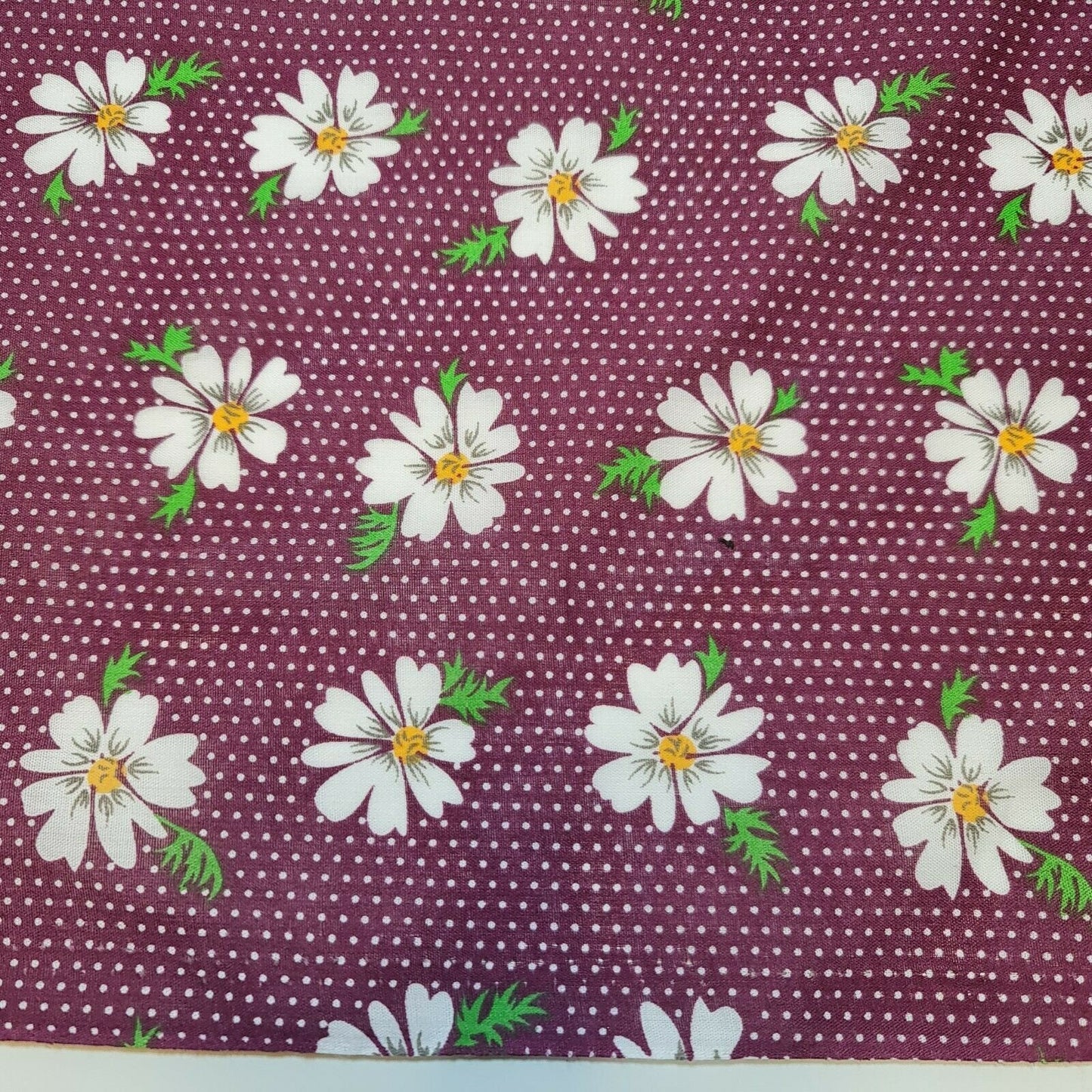 Stoff mit Frühlings-Gänseblümchen-Blumendruck, Polycotton, zum Basteln, Kleider- und Steppdecken, Meterware, 111,8 cm (Pflaumenbasis)