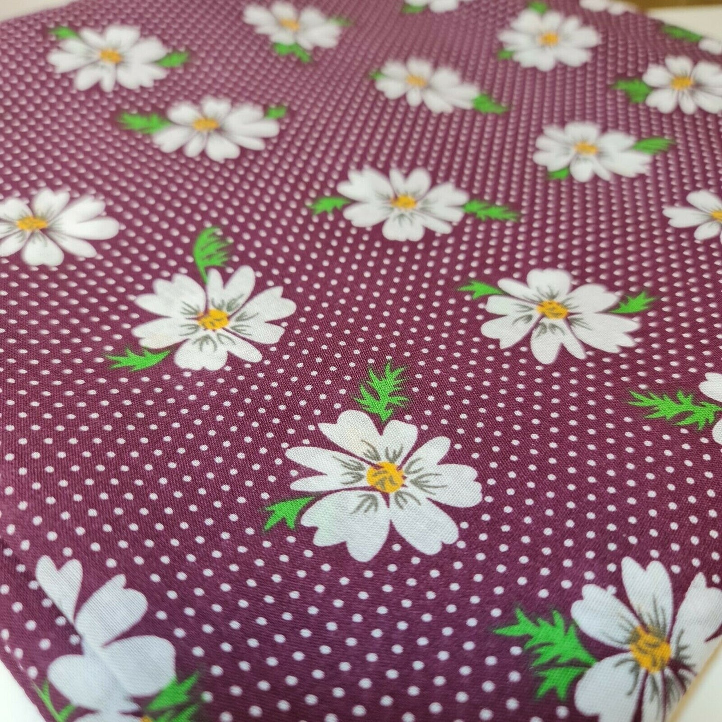 Stoff mit Frühlings-Gänseblümchen-Blumendruck, Polycotton, zum Basteln, Kleider- und Steppdecken, Meterware, 111,8 cm (Pflaumenbasis)