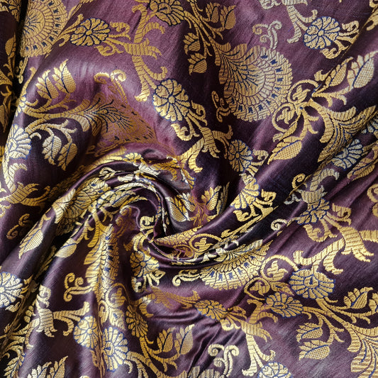 Ornamentaler Weihnachtsstoff (Pflaume), floraler Goldmetallic-Druck, indischer Banarasi-Brokatstoff