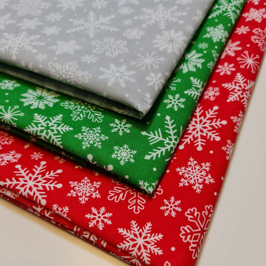 Festlicher weihnachtlicher Polycotton-Stoff mit Schneeflocken, zum Basteln und für Kleider, Meterware, 111,8 cm (grün)