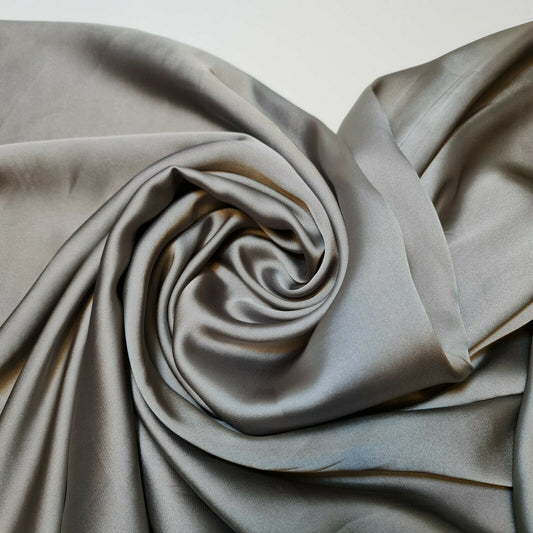Neuer seidiger Charmeuse-Satin, leichter Dekostoff für Brautkleider, 147,3 cm (Metallgrau)
