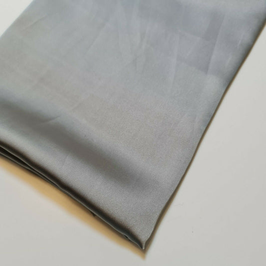 Neuer seidiger Charmeuse-Satin, leichter Dekostoff für Brautkleider, 147,3 cm (Metallgrau)
