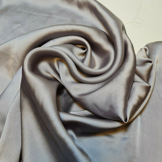 Neuer seidiger Charmeuse-Satin, leichter Dekostoff für Brautkleider, 147,3 cm (helles Silbergrau)