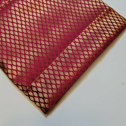 Brokatstoff mit blumigem Blattgold-Druck und floralem Jacquard-Druck, indischer Banarasi-Stoff, 111,8 cm (Magenta).