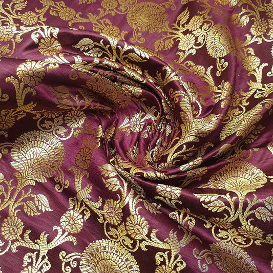 Indischer Banarasi-Brokatstoff mit floralem Ornamentdruck in Goldmetallic (Weinrot)