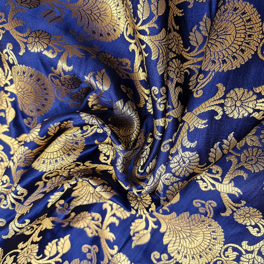 Indischer Banarasi-Brokatstoff mit ornamentalem Blumenmuster und Goldmetallic-Druck (Marineblau)