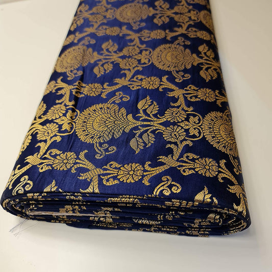 Indischer Banarasi-Brokatstoff mit ornamentalem Blumenmuster und Goldmetallic-Druck (Marineblau)