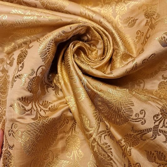 Indischer Banarasi-Brokatstoff mit ornamentalem Blumenmuster und Goldmetallic-Druck (Gold)