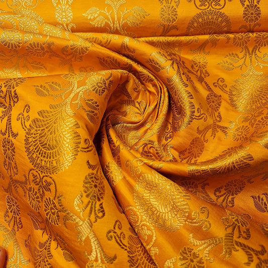 Indischer Banarasi-Brokatstoff mit ornamentalem Blumenmuster und Goldmetallic-Druck (Senfgelb)