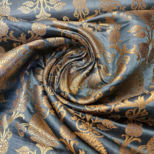 Indischer Banarasi-Brokatstoff mit ornamentalem Blumenmuster und Goldmetallic-Druck (Melangegrau)