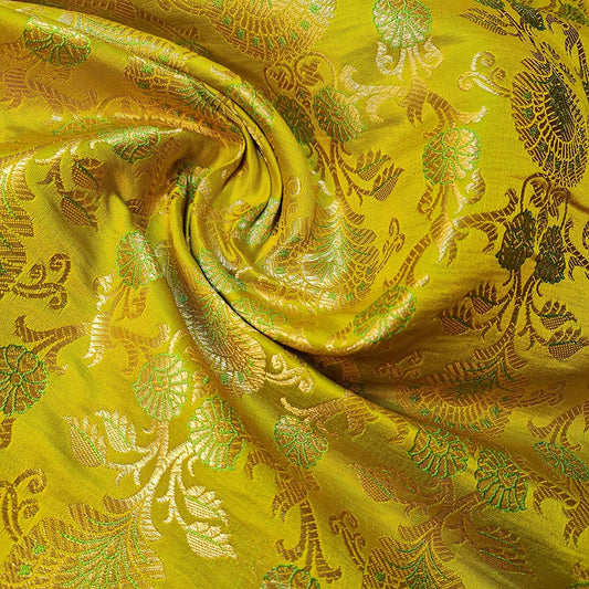 Indischer Banarasi-Brokatstoff mit floralem Ornamentdruck in Goldmetallic (Limette)