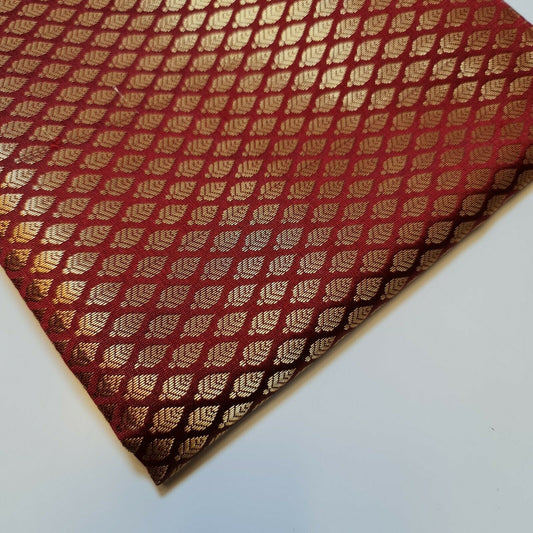 Brokatstoff mit blumigem Blattgold-Druck, floraler Jacquard-Druck, indischer Banarasi-Stoff, 111,8 cm (dunkelrot).