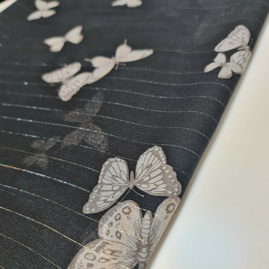 Weicher Poly-Kreppstoff mit Tier- und Blumenmuster, Kleiderstoff, Bastelstoff, 147,3 cm, Meterware (Schwarzer Schmetterling)