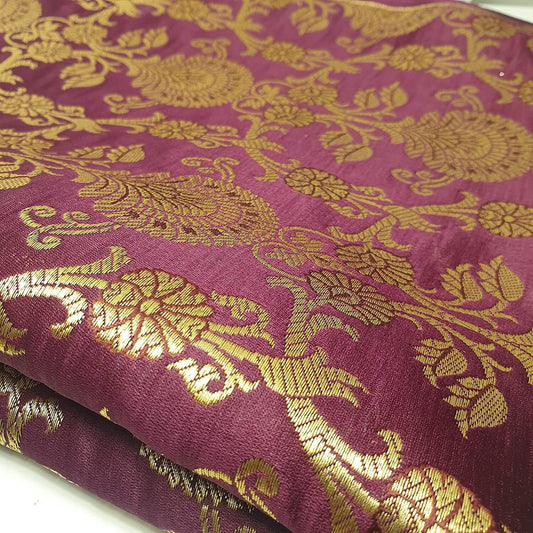 Indischer Banarasi-Brokatstoff mit floralem Ornamentdruck in Goldmetallic (Weinrot)