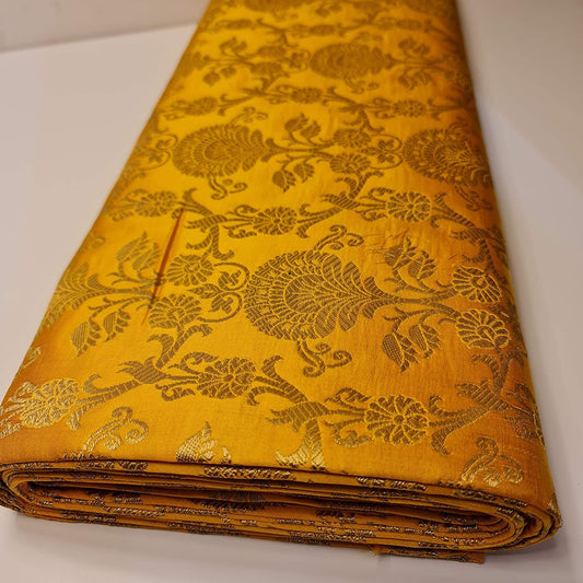 Indischer Banarasi-Brokatstoff mit ornamentalem Blumenmuster und Goldmetallic-Druck (Senfgelb)