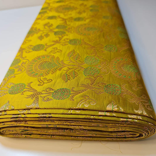 Indischer Banarasi-Brokatstoff mit floralem Ornamentdruck in Goldmetallic (Limette)