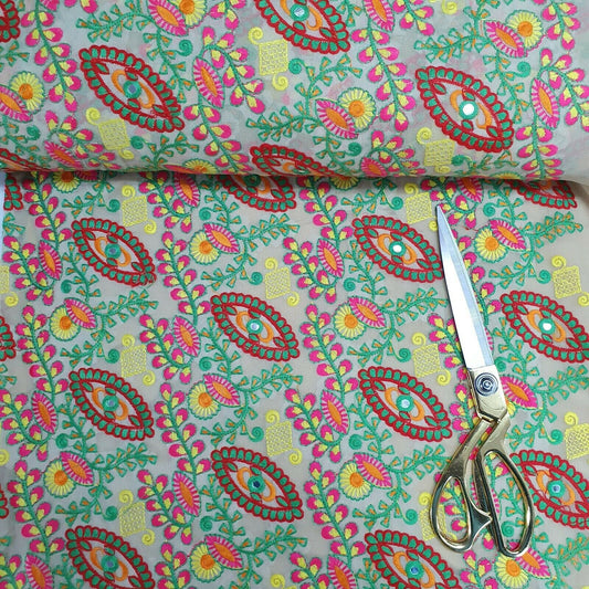 Indischer Kaschmir-Georgette-Kleiderstoff mit mehrfädiger Kunstspiegel-Stickerei, 111,8 cm