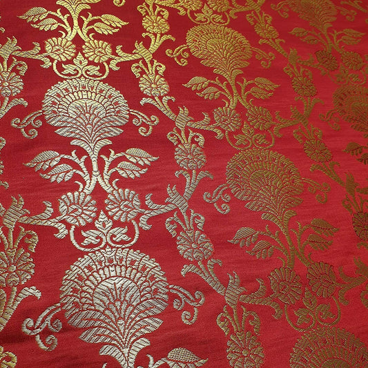 Neue Drucke, ornamentaler floraler Goldmetallic-Druck, indischer Banarasi-Brokatstoff (rot)