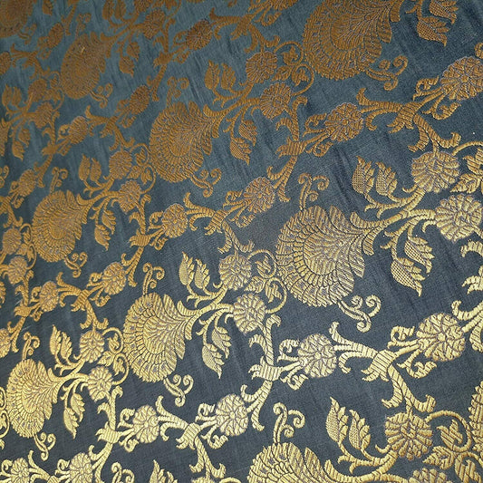 Neue Drucke, ornamentaler floraler Goldmetallic-Druck, indischer Banarasi-Brokatstoff (meliertes Grau).
