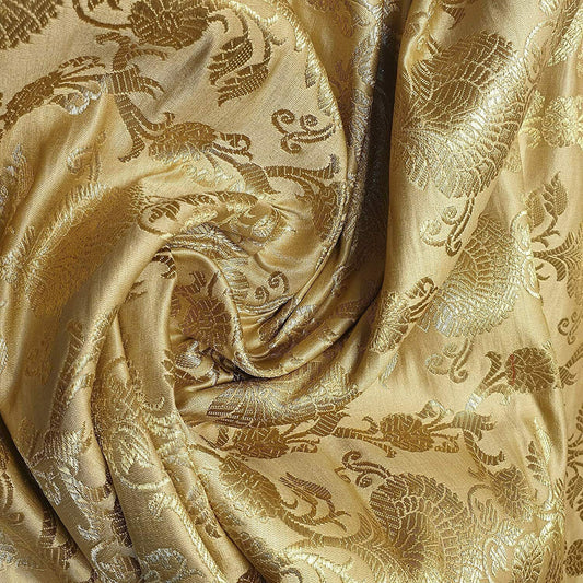 Neue Drucke, ornamentaler floraler Goldmetallic-Druck, indischer Banarasi-Brokatstoff (Gold).