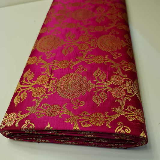 Neue Drucke, ornamentaler floraler Goldmetallic-Druck, indischer Banarasi-Brokatstoff (Magenta)