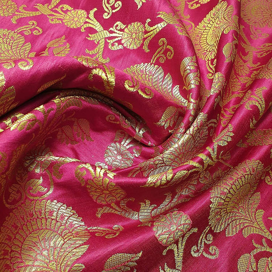 Neue Drucke, ornamentaler floraler Goldmetallic-Druck, indischer Banarasi-Brokatstoff (Magenta)