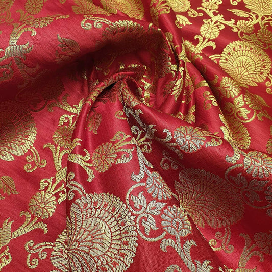 Neue Drucke, ornamentaler floraler Goldmetallic-Druck, indischer Banarasi-Brokatstoff (rot)