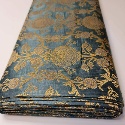 Neue Drucke, ornamentaler floraler Goldmetallic-Druck, indischer Banarasi-Brokatstoff (meliertes Grau).