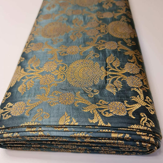 Neue Drucke, ornamentaler floraler Goldmetallic-Druck, indischer Banarasi-Brokatstoff (meliertes Grau).