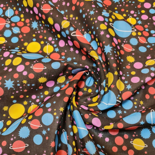 Polycotton-Stoff für Kinder mit Saturn-Print, schwarzer Basis, Stern-Kleiderherstellung (44 Zoll breit)