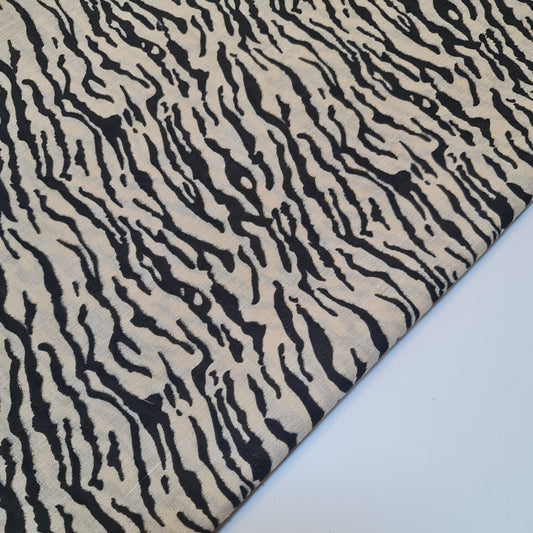 Polycotton-Stoff mit Tiger-Print, Tiermuster, beigefarbene Basis, schwarze Streifen (44" breit).