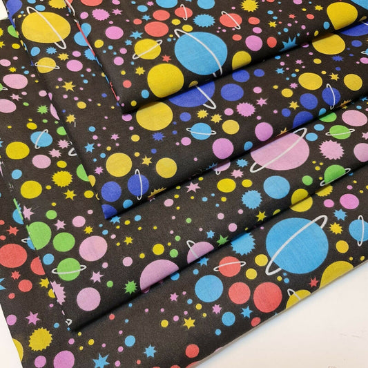 Polycotton-Stoff für Kinder mit Saturn-Print, schwarzer Basis, Stern-Kleiderherstellung (44 Zoll breit)