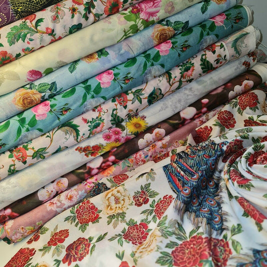 Weicher Lawn-Stoff mit Blumenmuster und Rosen, Digitaldruck, Kleiderstoff, Polycotton, 111,8 cm