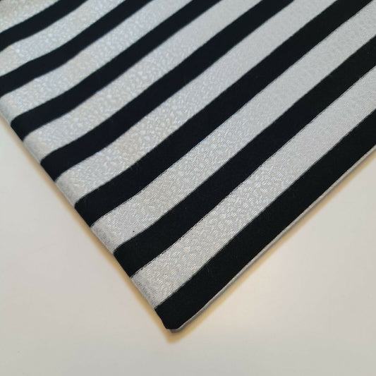 Grau-schwarz gestreifter Viskose-Jersey-Kleiderstoff, Bastelstoff, 147,3 cm, Meterware