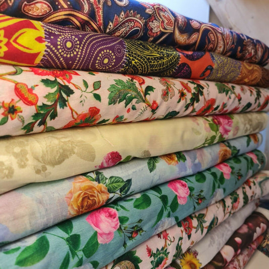 Weicher Lawn-Stoff mit Blumenmuster und Rosen, Digitaldruck, Kleiderstoff, Polycotton, 111,8 cm