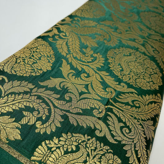 Indischer Banarasi-Brokatstoff mit ornamentalem Blumenmuster und Goldmetallic-Druck, Design B TS