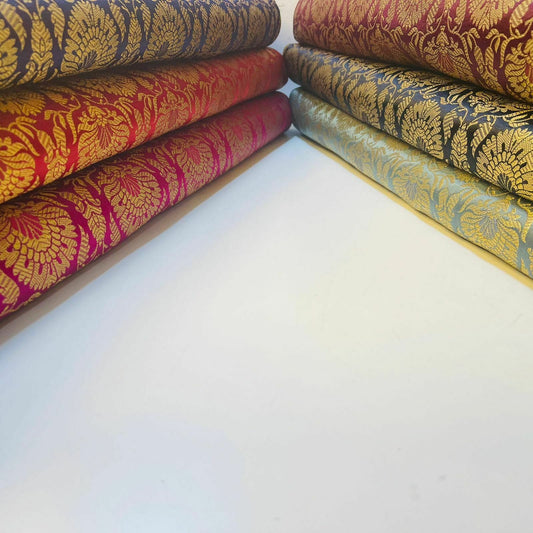 Indischer Banarasi-Brokat, dekorative Blumenmuster, Goldmetallic-Drucke