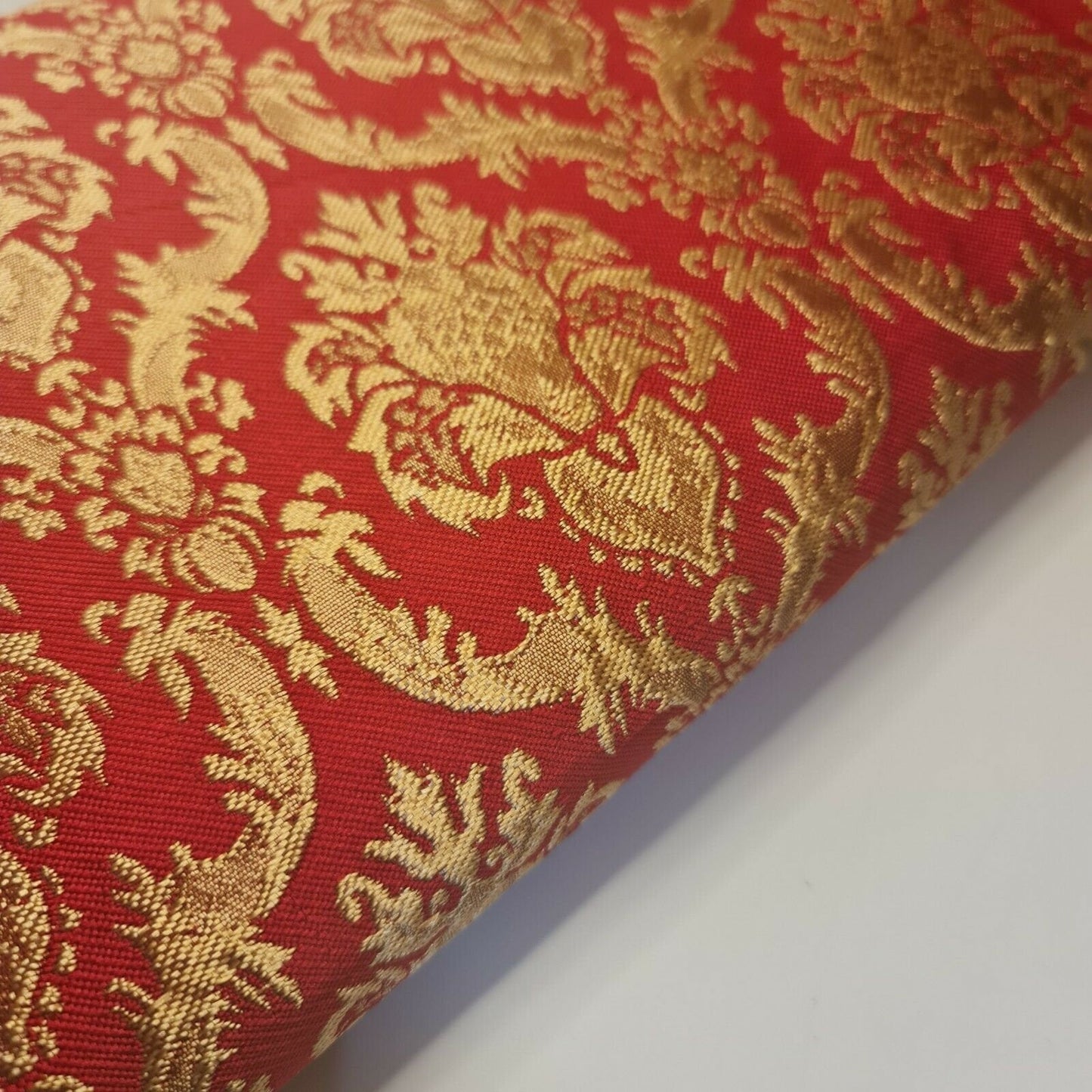 Indischer Banarasi-Brokatstoff mit ornamentalem, goldmetallischem Blumenmuster, 1/2 Meter, 44 Zoll